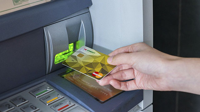 Rút tiền thẻ tín dụng qua cây ATM