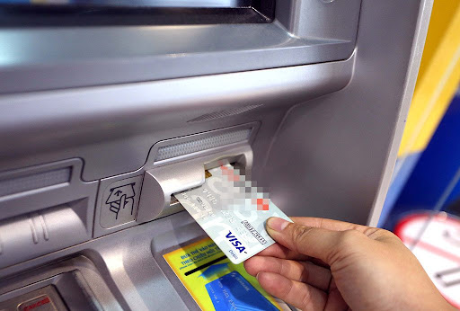 Giao dịch rút tiền mặt thẻ tín dụng tại máy ATM