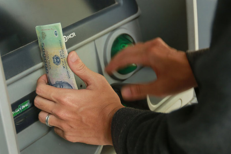 Rút tiền thẻ tín dụng trực tiếp tại cây ATM 