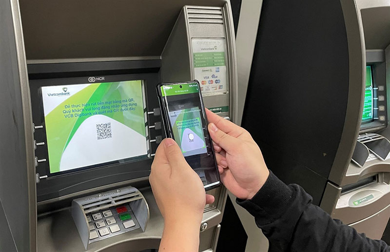 Hướng dẫn rút tiền bằng mã QR tại cây ATM của Vietcombank