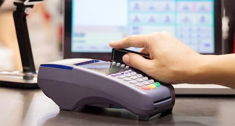 Để rút tiền thẻ tín dụng bạn phải có thẻ chính chủ và còn hạn mức