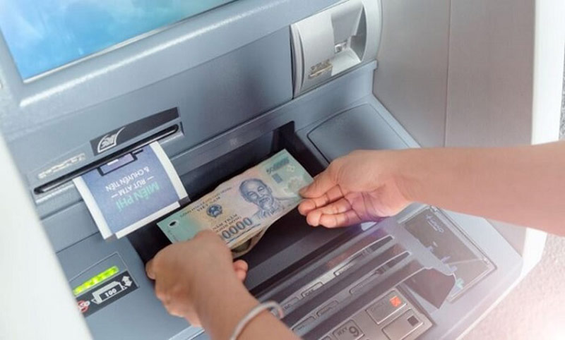 Rút tiền thẻ tín dụng tại cây ATM